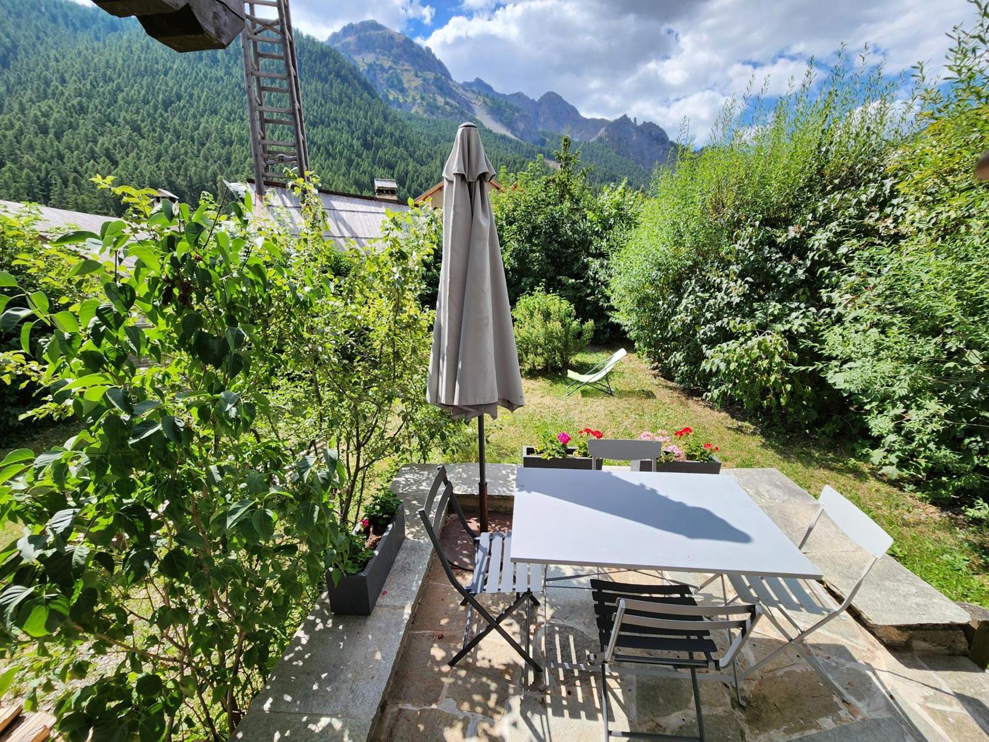La Girandole Chambre D'Hotes Et Location D'Appartement Arvieux Exterior photo
