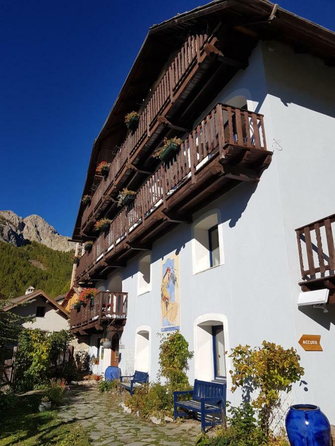 La Girandole Chambre D'Hotes Et Location D'Appartement Arvieux Exterior photo